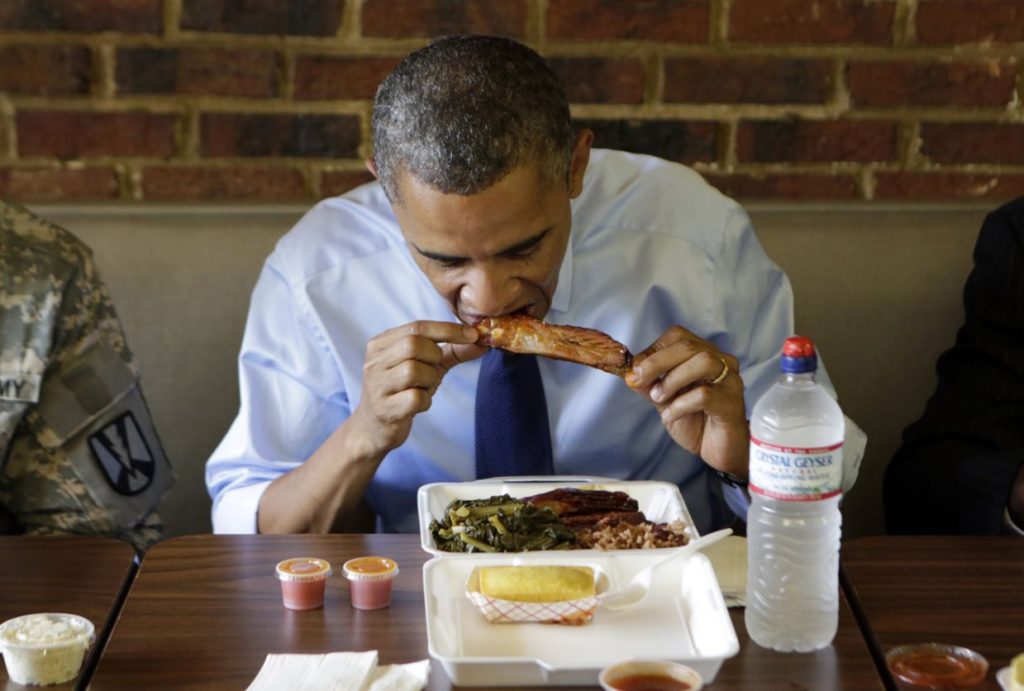 Obama gebruikt zijn vingers om ribben te eten
