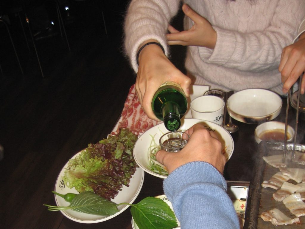 een gids voor Koreaanse etiquette bij het gieten van soju