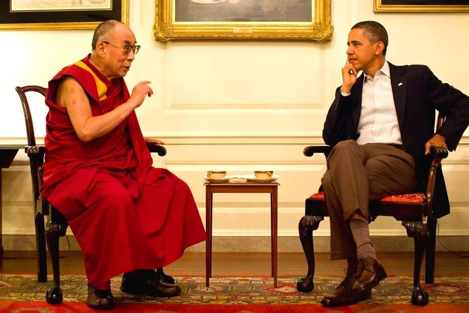 Obama zijn benen over elkaar steken als hij met iemand praat zou een slechte Koreaanse etiquette zijn.