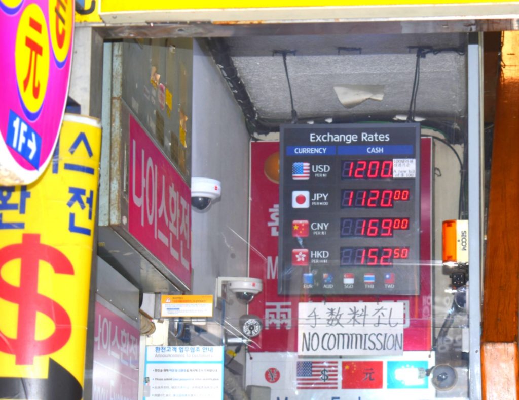Use a money exchange to save money in Seoul