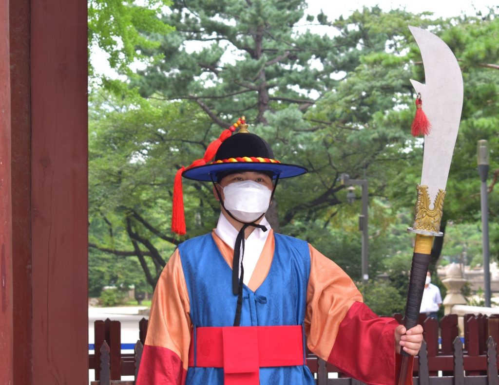 Seoul palace guard wearing a face mask due to coronavirus in Korea